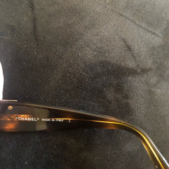 Nwot gorgeous oversized Chanel sunglasses and hard case.  Very Lightly used - Picture 1 of 6